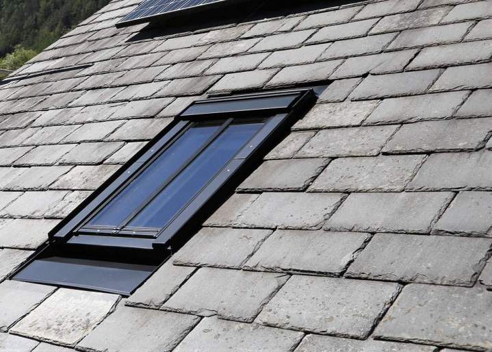 Pose de fenêtres de toit performantes et esthétiques